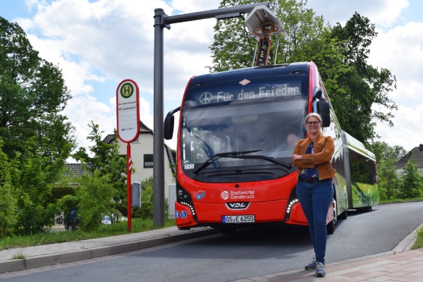 Verena Kämmerling vor Elektro-Bus der Stadtwerke Osnabrück